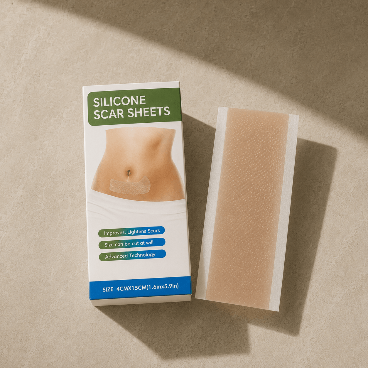 Verpackung mit der englischen Aufschrift „Silicone Scar Sheets, Size 4cm x 15cm" neben einem einzelnen hautfarbenen Silikonstreifen auf hellem Steinuntergrund.