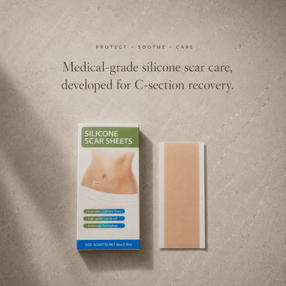 Verpackung und einzelner Silikonstreifen auf hellem Steinuntergrund, darüber der englische Schriftzug „Protect · Soothe · Care — Medical-grade silicone scar care, developed for C-section recovery".